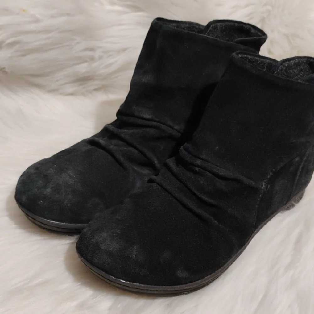 (#95) SALE! B.O.C. Born Black Suede Ankle Booties Sz.7 Hardly Worn